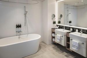 Um banheiro em Meliá Frankfurt City