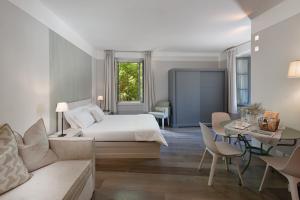 Giường trong phòng chung tại GombitHotel