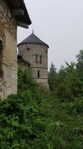 ein altes Gebäude mit einem Turm auf einem Hügel in der Unterkunft Садиба Сцибор-Мархоцького 