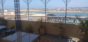 ラバトにあるdar wassim el ghaliのビーチと海の景色を望むバルコニー