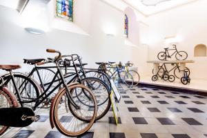una fila de bicicletas estacionadas en una habitación con suelo a cuadros en Le Nesk Ventoux - Hotel en Sault-de-Vaucluse