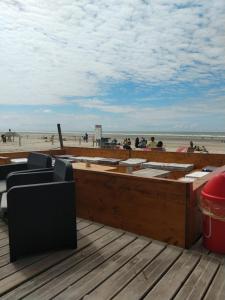 eine Bar am Strand mit Blick auf den Strand in der Unterkunft Suit'home in Fort-Mahon-Plage