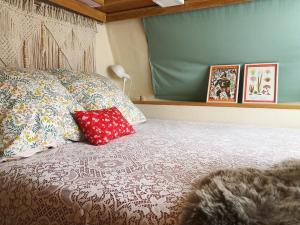 Postel nebo postele na pokoji v ubytování Gîte Aurinko : caravane avec bain nordique