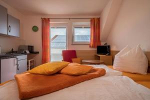1 dormitorio con 1 cama y cocina con ventana en Ferienhof Sauter Meersburg en Neukirch