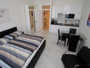 Cet appartement comprend une chambre avec un lit et une table ainsi qu'une cuisine. dans l'établissement Apartment Nähe Zentrum, à Vienne