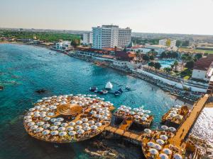 - une vue aérienne sur la piscine d'un complexe dans l'établissement Salamis Bay Conti Hotel Resort & SPA & Casino, à Famagouste