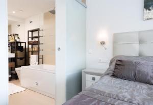 Posteľ alebo postele v izbe v ubytovaní New Luxury 3-bedroom Seaview Apt