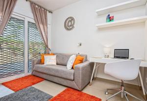 Posedenie v ubytovaní New Luxury 3-bedroom Seaview Apt