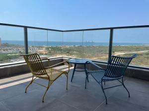 Balkon atau teras di #דירת יוקרה על הים Sunset Beach Apartment#
