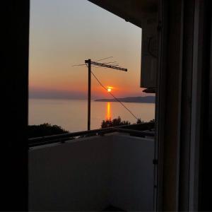 widok na zachód słońca z okna domu w obiekcie Kuća Radović w Budvie