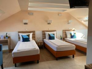 Postel nebo postele na pokoji v ubytování Hotel am Hafen
