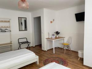TV a/nebo společenská místnost v ubytování Hotel am Hafen