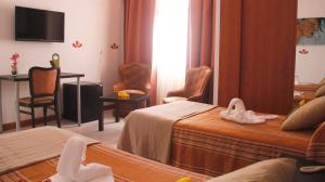 Televízia a/alebo spoločenská miestnosť v ubytovaní 4Dreams Hotel Chimisay