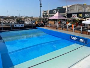Bazén v ubytovaní #דירת יוקרה על הים Seabreeze Beach Apartment# alebo v jeho blízkosti