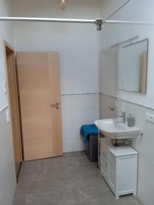 a bathroom with a sink and a mirror at Ferienwohnung Fernweh in Bolsterlang