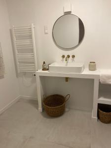 Wailly-BeaucampにあるCasa louisa (chambre royale bain nordique)の洗面台と鏡のある白いバスルーム