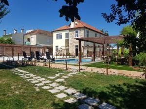 une maison avec une piscine dans la cour dans l'établissement Garden Place Alojamento Local, à Viseu
