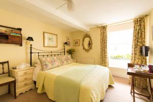- une chambre avec un lit et une fenêtre dans l'établissement St Annes Bed and Breakfast, à Painswick