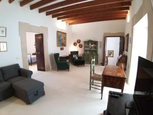 una sala de estar con un sofá y una mesa en CAL SENYOR DAMIÀ, en Santanyí
