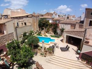 Una vista aérea de un edificio con piscina. en CAL SENYOR DAMIÀ, en Santanyí
