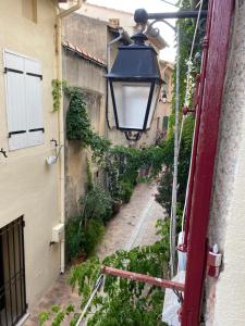 an alley with a street light on the side of a building at Appartement le Quai du Port Cassis parking clim in Cassis