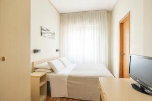 Een bed of bedden in een kamer bij Hotel Miralaghi