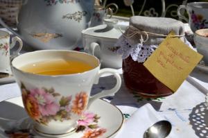 a cup of tea and a jar of honey at Il Venaio in Massa Marittima