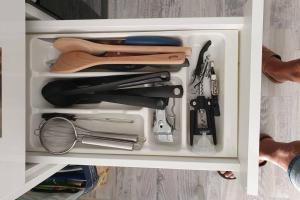 een witte lade gevuld met kookgerei bij El Sueño in Adeje +39 foto's