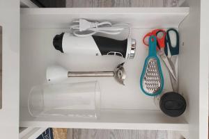 een witte lade met een schaar en andere artikelen erin bij El Sueño in Adeje