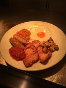 un plato de comida con carne, huevos y setas en The Loco en Doncaster