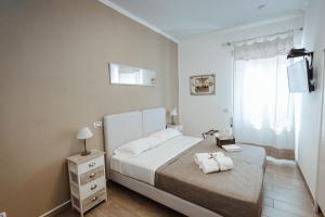 sypialnia z łóżkiem i dwoma ręcznikami na nim w obiekcie Wanderlust Relais Vaticano w Rzymie