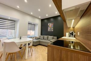 a kitchen and living room with a table and a couch at Central Perk in Kłodzko