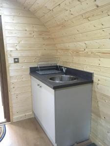 Küche/Küchenzeile in der Unterkunft Broomhills Farm River Eco Pods