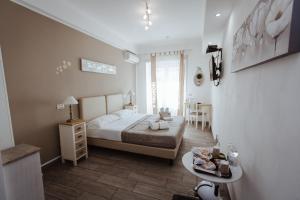 sypialnia z łóżkiem i stołem w pokoju w obiekcie Wanderlust Relais Vaticano w Rzymie