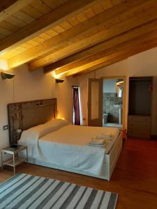 a bedroom with a large bed and a large mirror at Atlante in Toscolano Maderno