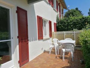 a patio with a white table and chairs on a house at Ferienhaus Stein Sudetenstrasse in Öhringen