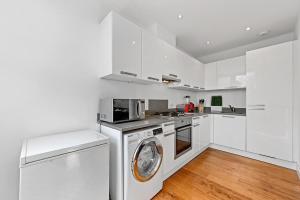 FW Haute Apartments at Ealing, 2 Bedroom and 1 Bath Flat, King or Twin beds with FREE WIFI and FREE PARKING