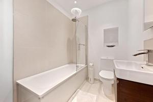 FW Haute Apartments at Ealing, 2 Bedroom and 1 Bath Flat, King or Twin beds with FREE WIFI and FREE PARKING
