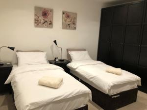 FW Haute Apartments at Ealing, 2 Bedroom and 1 Bath Flat, King or Twin beds with FREE WIFI and FREE PARKING