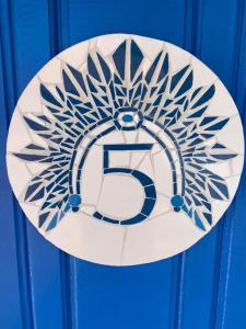 a blue and white sign on a blue door at Pousada Cocar Caraíva in Caraíva