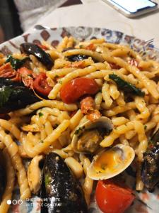 un piatto di pasta e verdure su un tavolo di Rosso Marsala a Marsala
