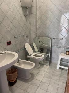 bagno con servizi igienici e lavandino di Hotel Lo Smeraldo a Ventotene
