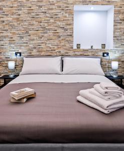 ein Schlafzimmer mit einem Bett mit Handtüchern darauf in der Unterkunft Terra Mia Savoia B&B in Neapel