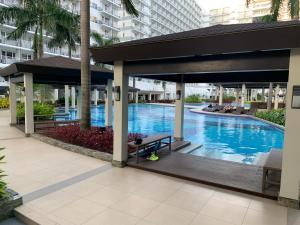un pabellón con piscina en un edificio en Kathys Crib at Shell Residences, en Manila