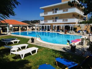 Bazén v ubytování Nafsika Hotel nebo v jeho okolí