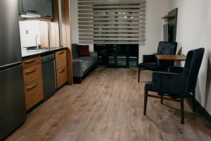 Kuchyň nebo kuchyňský kout v ubytování Ceneviz Suit Hotel