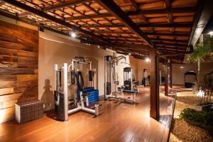 einen Fitnessraum mit Laufbändern und Crosstrainern in der Unterkunft La Torre Resort All Inclusive in Porto Seguro