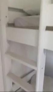 Μία ή περισσότερες κουκέτες σε δωμάτιο στο Les pieds dans l eau de Betty Ghisonaccia plage 50 m