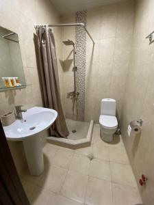 La salle de bains est pourvue de toilettes, d'une douche et d'un lavabo. dans l'établissement Vincent, à Tbilissi