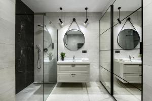 łazienka z dwiema umywalkami i prysznicem w obiekcie Elite Apartament Parking by IMPERO w Poznaniu